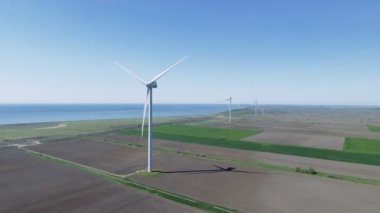Rüzgar elektrik jeneratörü - santralleri alanında. Havadan görünümü