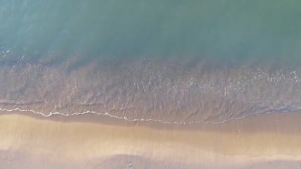 Estrecha línea de playa, olas y océano. Vista aérea . — Vídeos de Stock