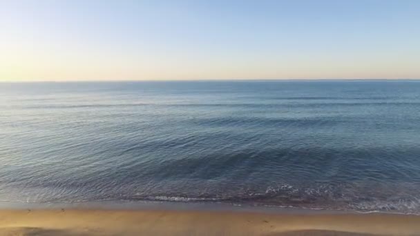 Ligne de plage étroite, vagues et océan. Vue aérienne . — Video