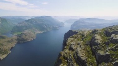 Müezzin Kayası, Norveç'te Lysefjorden. Ryfylke, en ünlü turistik Lysefjord üzerinde etkileyici bir 604 metre kuleleri. Havadan görünümü.