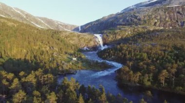 Hızlı çarpıcı şelale Husedalen vadi, Norveç'te hava görünümünü. Yaz saati.