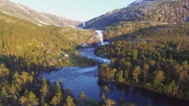 Hızlı çarpıcı şelale Husedalen vadi, Norveç'te hava görünümünü. Yaz saati