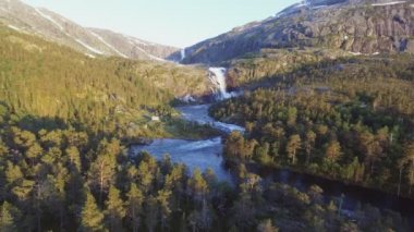 Hızlı çarpıcı şelale Husedalen vadi, Norveç'te hava görünümünü. Yaz saati.