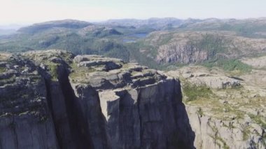 Preikestolen, Müezzin Kayası Lysefjord Norveç'te, video. Havadan görünümü.