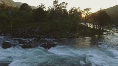 Nehir Husedalen vadi, Norveç'te hava görünümünü. Yaz saati. Günbatımı