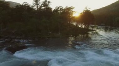 Hızlı çarpıcı şelale Husedalen vadi, Norveç'te hava görünümünü. Yaz saati