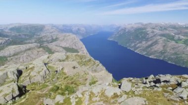 Preikestolen, Müezzin Kayası Lysefjord Norveç'te, video. Havadan görünümü.