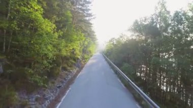 Güzel doğa Norveç doğal peyzaj. Havadan görüntüleri yol