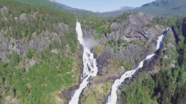Latefossen - Norveç'te hızlı şelale. Havadan görünümü, yaz saati... Latefoss olan güçlü, bir kişilik şelale, ünlü gezi