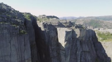 Preikestolen, Müezzin Kayası Lysefjord Norveç'te, video. Havadan görünümü.