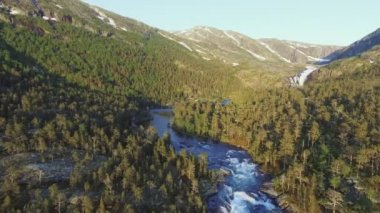 Hızlı çarpıcı şelale Husedalen vadi, Norveç'te hava görünümünü. Yaz saati.