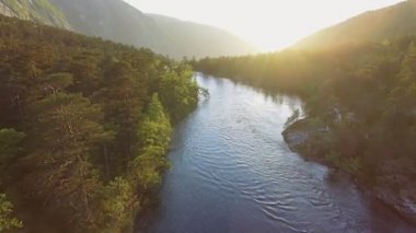 Hızlı çarpıcı şelale Husedalen vadi, Norveç'te hava görünümünü. Yaz saati.