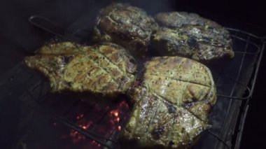 Yangın Barbekü ızgara üzerinde et kavrulmuş. Sokak gıda, yakın.