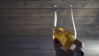 Bir bardak viski ile el ele tutuşmak. Barda Alkolü Sallayan Kadın.