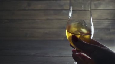 Bir bardak viski ile el ele tutuşmak. Barda Alkolü Sallayan Kadın.