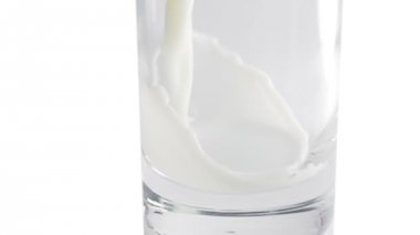Ağır çekimde cam içine dökülen süt