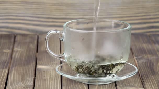 Üvegteáscsészébe öntött tea — Stock videók