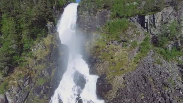 Latefossen - snelle waterval in Noorwegen. Luchtfoto, zomertijd... Latefoss is een krachtige, twin-waterval, beroemde bezienswaardigheden — Stockvideo