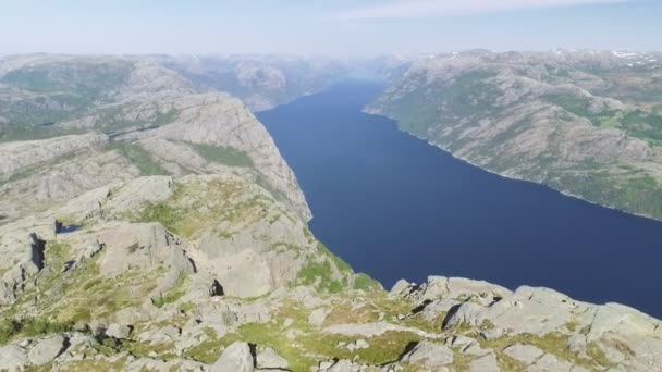 ノルウェーの Lysefjorden で講壇ロック。静けさの最も有名な観光名所は、印象的な 604 メートル、リーセ フィヨルド以上塔します。航空写真ビュー. — ストック動画