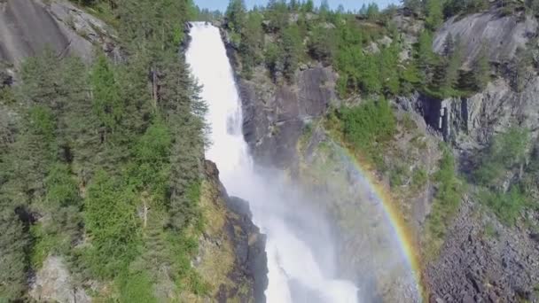 Latefossen - ノルウェーの急速な滝。航空写真ビュー、夏の時間. — ストック動画