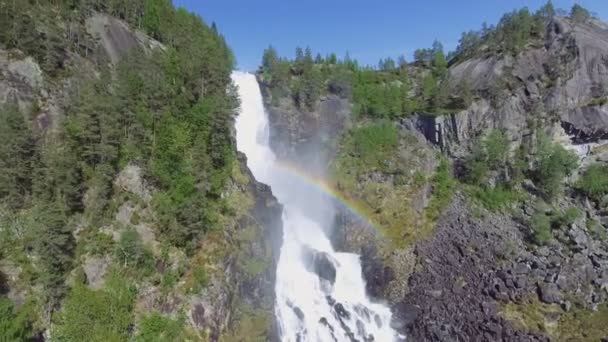 Latefossen - ノルウェーの急速な滝。航空写真ビュー、夏の時間. — ストック動画