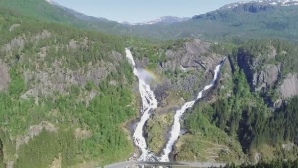 Latefossen - ノルウェーの急速な滝。航空写真ビュー、夏の時間. — ストック動画