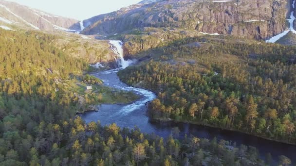 Luftaufnahme eines atemberaubenden Wasserfalls im Husedalen-Tal, Norwegen. Sommerzeit. — Stockvideo