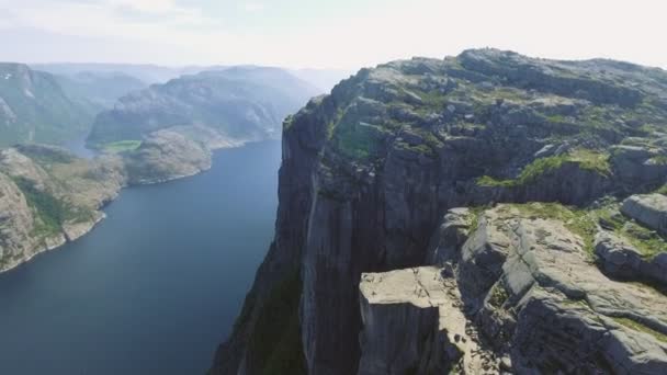 Preikestolen på Lysefjorden i Norge. Den mest berömda turistattraktionen i Ryfylke, torn ett imponerande 604 meter över Lysefjorden. Flygfoto. — Stockvideo