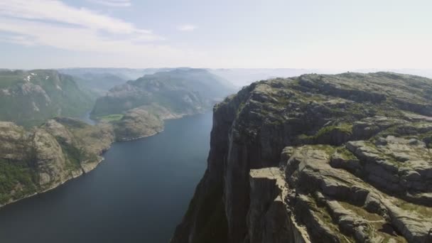 Müezzin Kayası, Norveç'te Lysefjorden. Ryfylke, en ünlü turistik Lysefjord üzerinde etkileyici bir 604 metre kuleleri. Havadan görünümü. — Stok video