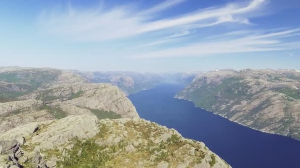 Müezzin Kayası, Norveç'te Lysefjorden. Ryfylke, en ünlü turistik Lysefjord üzerinde etkileyici bir 604 metre kuleleri. Havadan görünümü. — Stok video