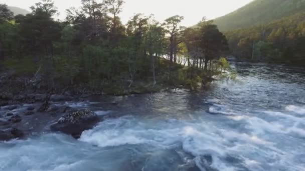 Luchtfoto van snelle prachtige waterval in de Husedalen vallei, Noorwegen. Zomertijd. — Stockvideo