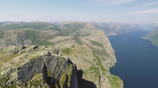 Müezzin Kayası, Norveç'te Lysefjorden. Ryfylke, en ünlü turistik Lysefjord üzerinde etkileyici bir 604 metre kuleleri. Havadan görünümü. — Stok video