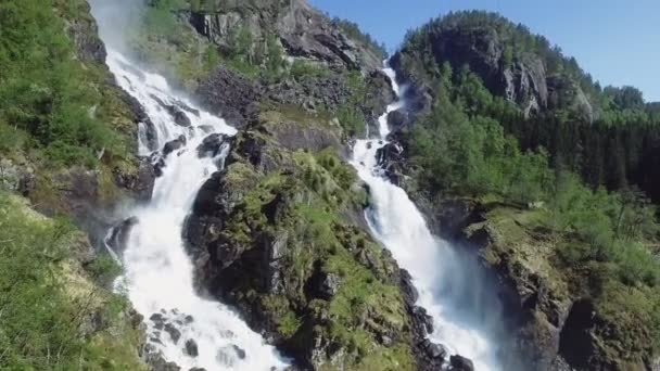 Latefossen - ノルウェーの急速な滝。航空写真ビュー、夏の時間.Latefoss は強力なツイン滝、有名な観光 — ストック動画