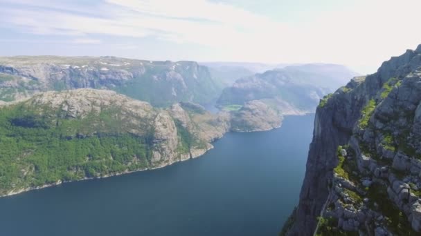 Pulpit Rock en Lysefjorden en Noruega. La atracción turística más famosa de Ryfylke, torres de un impresionante 604 metros sobre el Lysefjord. Vista aérea . — Vídeos de Stock