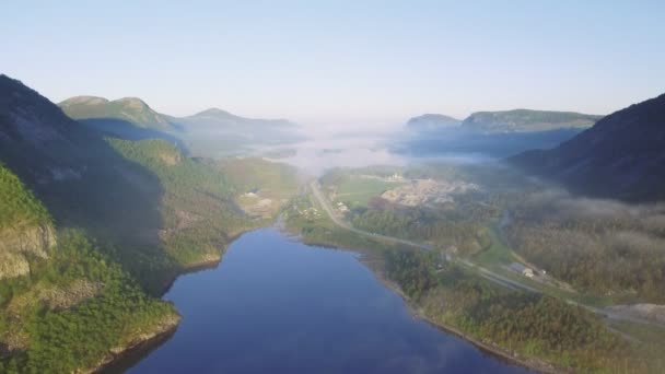 Hermosa naturaleza Noruega paisaje natural. Imágenes aéreas Lago Tysdalsvatnet . — Vídeo de stock