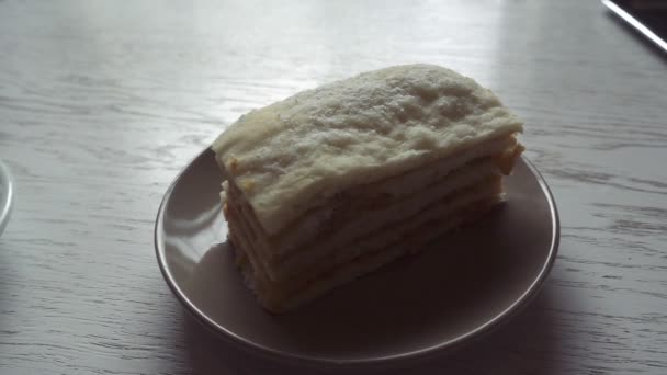 Ем кусок пирога с фолком — стоковое видео