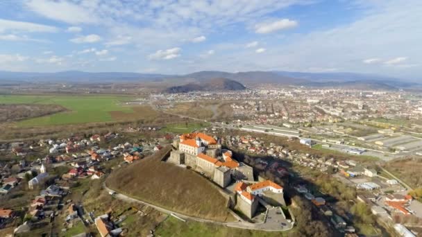 Güzel hava panoramik Palanok Kalesi'ne gün ve Mukachevo şehir — Stok video