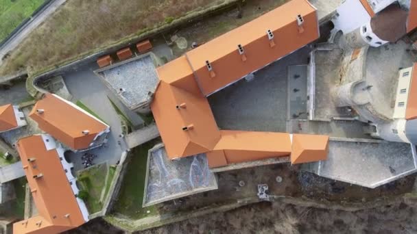 Bela vista aérea panorâmica para o Castelo de Palanok durante o dia e para a cidade de Mukachevo — Vídeo de Stock