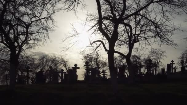 Fondo de Halloween. Antiguo cementerio con cruces antiguas al atardecer — Vídeo de stock