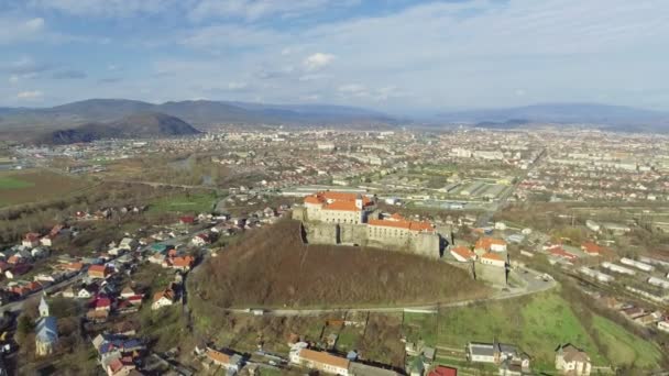 Όμορφη πανοραμική Αεροφωτογραφία κάστρο Palanok ημέρα και η πόλη του Mukachevo — Αρχείο Βίντεο