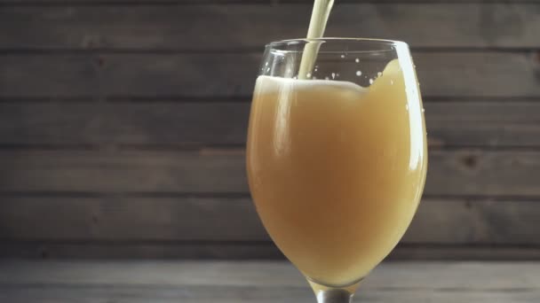 Bière coulée en verre sur fond bois — Video