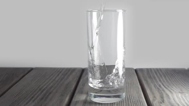vody ve sklenici. Zpomalený pohyb