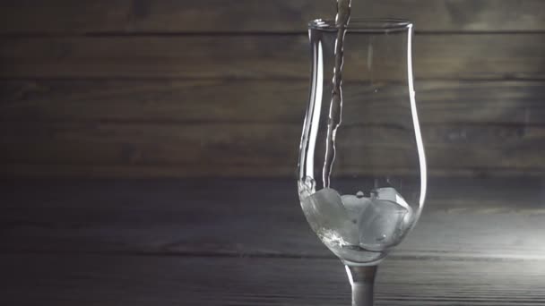 威士忌慢吞吞地倒入玻璃杯中 — 图库视频影像