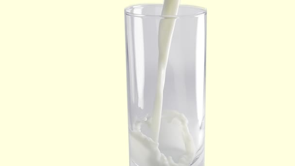 Молоко выливается в стекло в замедленной съемке — стоковое видео