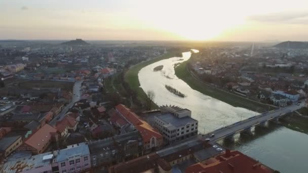 Filmagem aérea do centro da cidade de Mukachevo vista superior na hora do pôr do sol — Vídeo de Stock