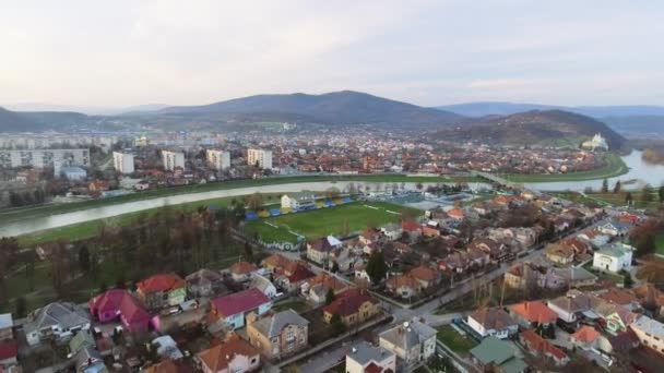 Luchtfoto beelden van de centrum van de stad van Moekatsjevo - bovenaanzicht op zonsondergang tijd — Stockvideo