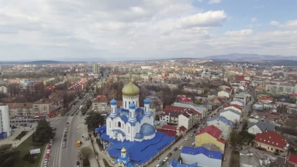 Images aériennes du centre-ville d'Uzhgorod - vue aérienne de l'église en été. Heure du jour — Video