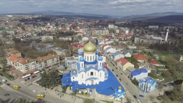 Filmato aereo del centro di Uzhgorod - vista dall'alto della chiesa in estate. Ora del giorno — Video Stock