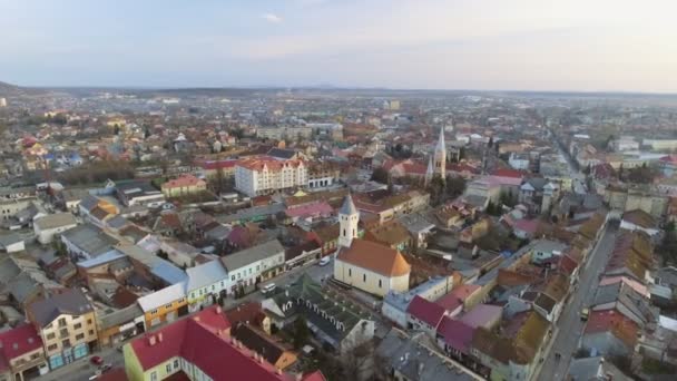 Εναέρια Πλάνα Από Mukachevo Σίτι Σέντερ Κορυφαία Θέα Κατά Ηλιοβασίλεμα — Αρχείο Βίντεο