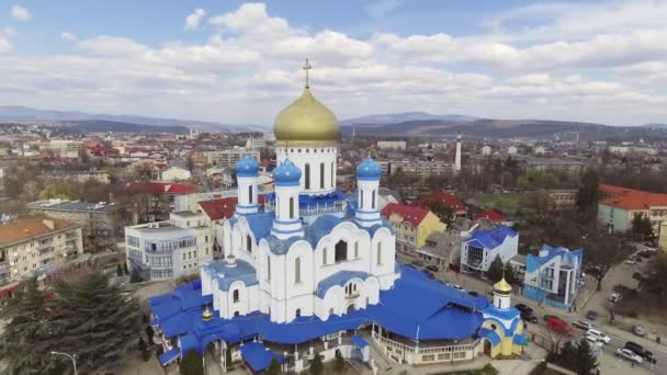 Imagens aéreas do centro da cidade de Uzhgorod vista superior da igreja no verão. Hora do dia — Vídeo de Stock